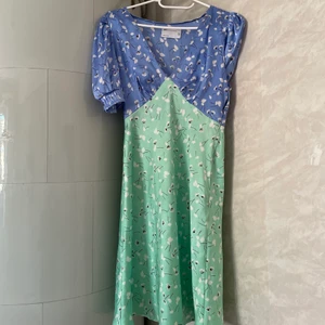 Sommarklänning - Säljer min fantastiska klänning då den inte kommer till användning längre! Otroligt mönster och super fin passform. Använd Max 5 gånger! Storlek 36 och jag är 180cm lång men skulle säga att den passar 38 också!🥰