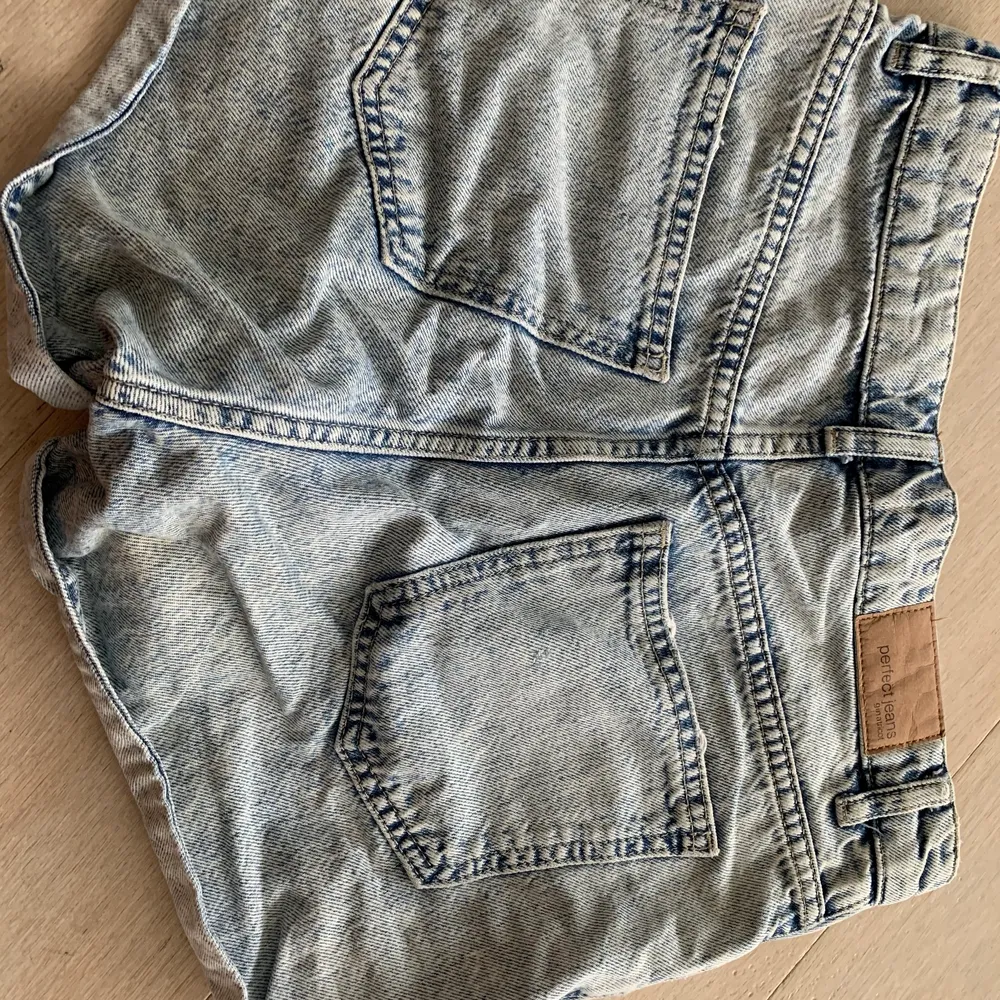 Snygga jeansshorts från Gina storlek 34. Jättefina! Kan sändas. . Shorts.