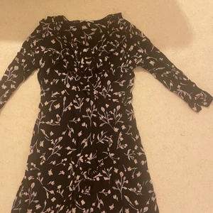 Knälånga klänningar/ storlek S passar M - De två första är använda 1 gång och den röd svarta är aldrig använd, de är för små! 50kr styck 