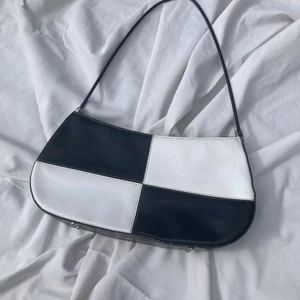 Svart o vit axelväska - Helt oanvänd axelväska💕