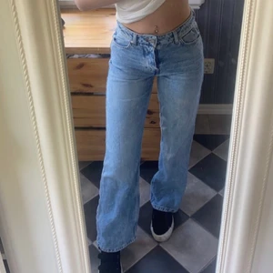 Bikbok jeans - Superfina bikbok jeans i nyskick. Stl 25 vilket motsvarar stl 34 eller Xs ungefär. Är 167 och de är på gränsen till förkorta. Köpare står för frakt💗