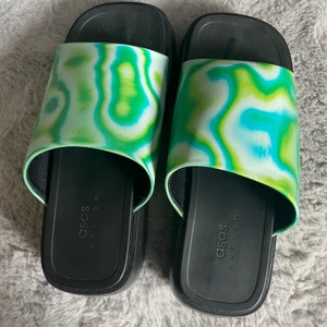 🌿Gröna Groovy 90-tals Platå Sandaler från ASOS strl 38🌿 - Säljer ett par Gröna Platå sandaler från Asos. Helt nya. Aldrig använda. 90-talsstil. Super coola. Nypris: 269kr. Strl 38🌱 