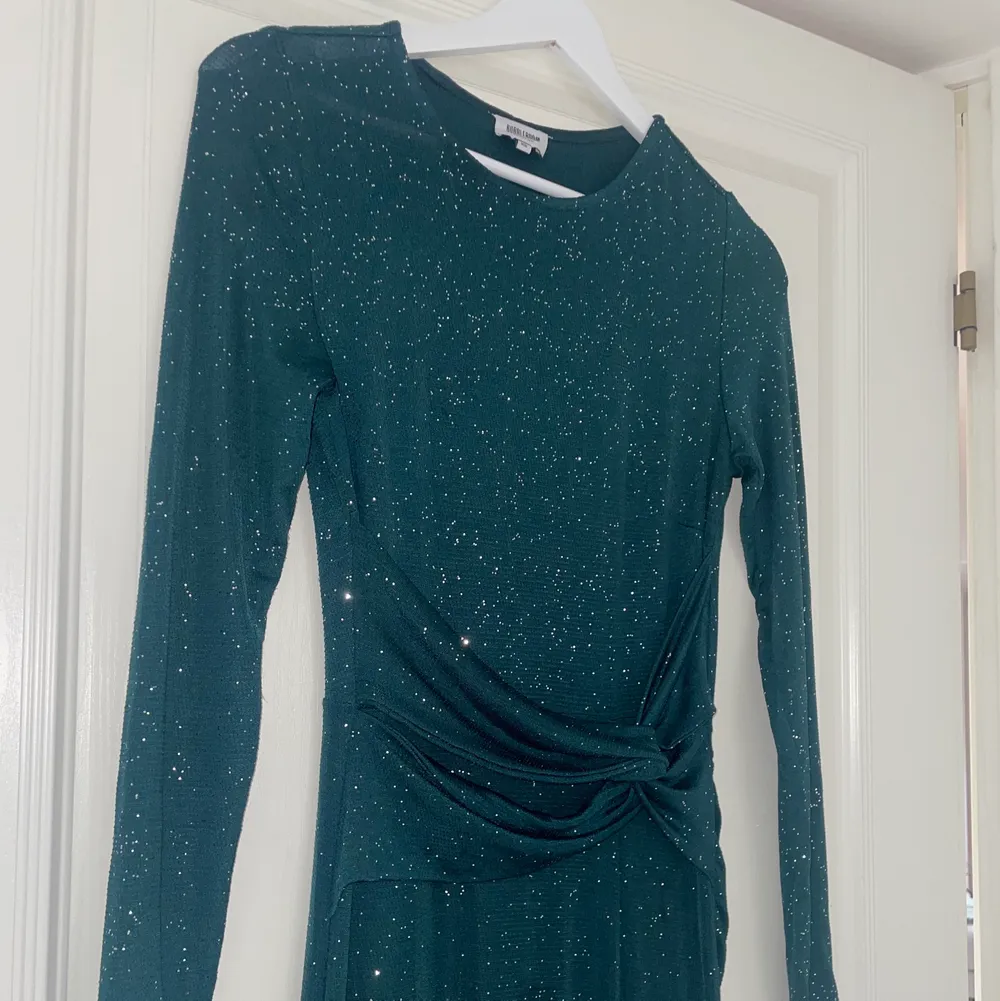 Mörkgrön glittrig långklänning i bra skick från bubbleroom använd en gång🥂 . Klänningar.