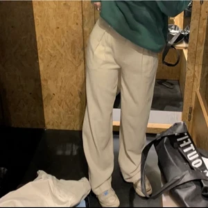 Linnebyxor - Säljer dessa linnebyxor från weekday köpta förra året men inte kommit till användning! Köparen står för frakt⚡️