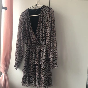 Leopard klänning  - Leopard sommarklänning från Ginatricot som har en jätte söt form i storlek S. Aldrig använt.  Pris 75kr 