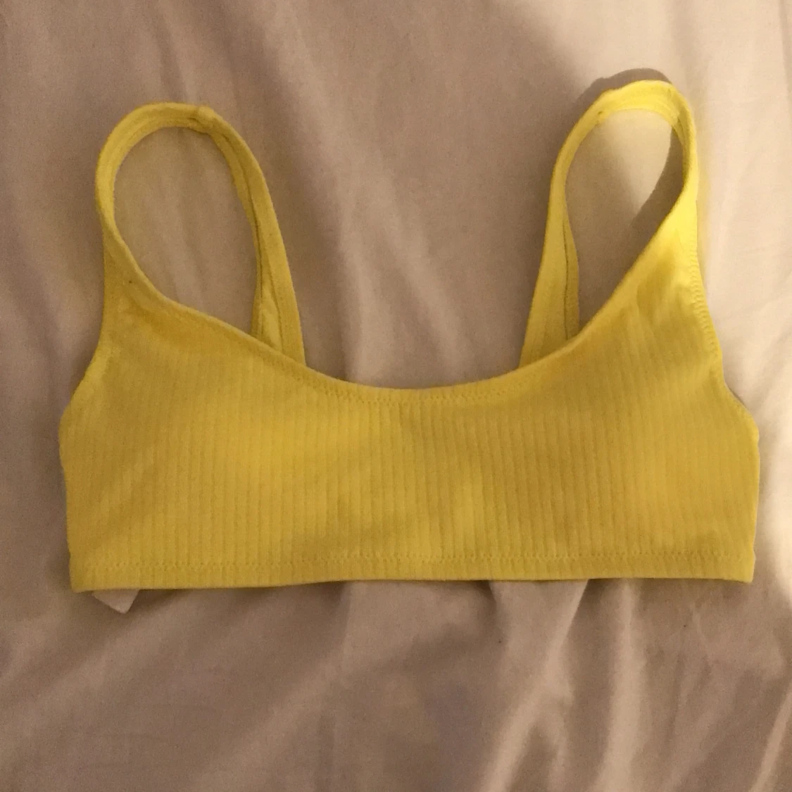 Fin gul bikinitopp