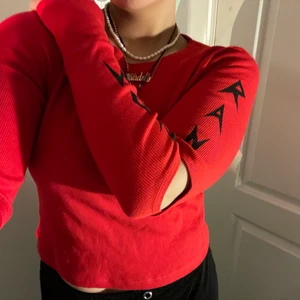 röd kort tröja - en tröja jag har fått av min storasyster. Aldrig använt. Cool med slit vid armbågarna och text på ärmarna. som alltid- pris kan diskuteras i dms (sänka eller höja) storlek är L men sitter lite som en magtröja på mig med strl M🧸