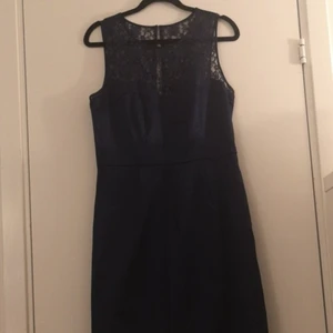 S/M - En klänning som är inte använt fin och söt jätte klassik och skön blå färg MAN KAN SNACKA OM PRISET 