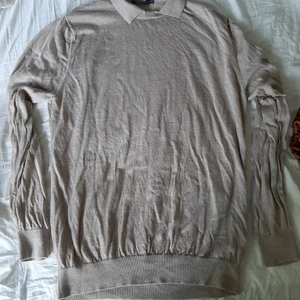 Tunnare tjocktröja - Gaderobs rensning. Väldigt mjuk. Stor i storlek 2XL från dressman. Ibland är de skönt med något extra stort att ta på sig och drunkna i. 