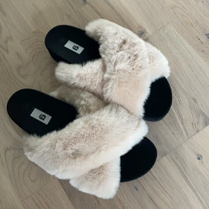 Sandaler  - Säljer mina helt nya sandaler från Gina Tricot, endast använd inomhus. Är både ute och inom hus sandaler. Sjukt sköna och gosiga. Storlek 39, självet vid en snabb affär❤️