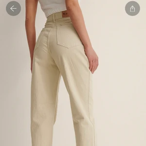 Beiga Jeans - Beiga jeans från Na-kd. Använda en gång. Hög midja, raka ben och perfekt passform. Köparen står för frakt 🥰