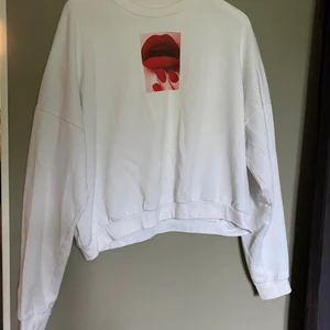 Tröja med tryck - Vit tröja med en mun på som tryck