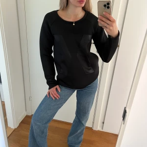 Svart tröja  - En svart tröja i storlek s. Fraktpriset baseras på vikten!