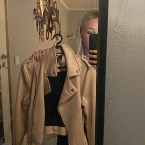 Rosa fakemocka jacka - En rosa jacka i fakemocka från Bershka 😍😍 jätte fin men inte riktigt min stil ❤️ står storlek M, men skulle nog säga en S