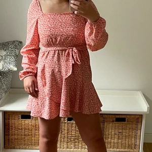 Blommig klänning  - Säljer denna jättefina blommiga klänning med volang. Köpt på NA-KD i storlek 34. Har endast använt denna två gånger.  Köparen betalar frakt💌