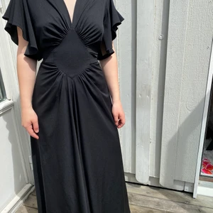 Långklänning M/L - Köpt på Pop butik Göteborg (hittar inget märke). Storlek M/L, går att anpassa midjan.