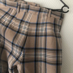 Kostymbyxor - Rutiga kostymbyxor i ”mjukis”-material från Urban outfitters. Endast använda en gång, är som nya Storlek M men funkar på en L. Går ned över anklarna på mig (176cm). Lös passform, hög i midja 