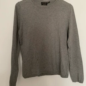 Massimo Dutti sweater - Mjuk finstickad sweater. Perfekt som pullover nu på sommaren, brukar ha den över skjortor. Har detaljer på armbågarna där bak. Fint skick. 