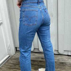 Levis Wedgie Straight 29” - Levis Wedgie straight i storlek 29” och längd 28”. Köpta för ett par år sen på Levis. Stängs med knappar.