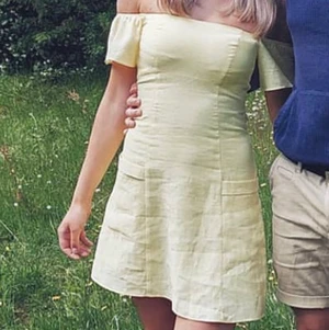 Klänning Zara - Superfin klänning från Zara. På första bilden är det ett filter på, så den är mer gul än vad som syns, kolla bild 2&3. Superfint skick, storlek S 🌼