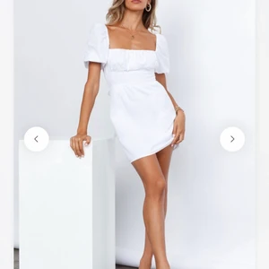 Studentklänning  - Säljer då jag köpte 2 olika och glömde skicka tillbaka denna. Oanvänd, storlek 34, ordinarie pris 899kr.  Superfin klänning som sitter bra.