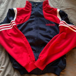 vintage adidas hoodie - skitsnygg adidas tröja! Storleken är väldigt oklar men skulle gissa på M/L 😎 Lite nopprig men ingenting man tänker på (syns konstigt nog mycket mer på bild) 🤔