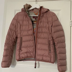 Parajumpers jacka - Säljer min Parajumpers jacka som är i fint men använt skick. Modellen på jackan heter JULIET-GIRL-JACKET i färgen ASH ROSE storlek Y-M. Nypris är 3500kr. Har tyvärr inte kvittot kvar men kan skicka äkthetsbevis på QR scanen om så önskas.