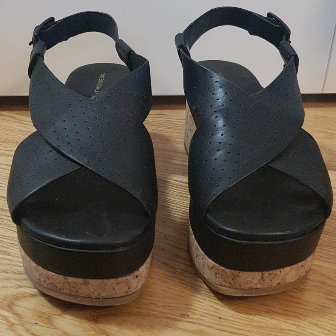 Skor från intentionally - 90