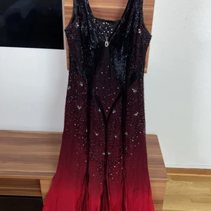 Bröllopsklänning  - Säljer min bröllopsklänning eftersom jag inte behöver den längre, orginalpris 1000kr säljer den för 250 eftersom några av pårlorna har gått av 