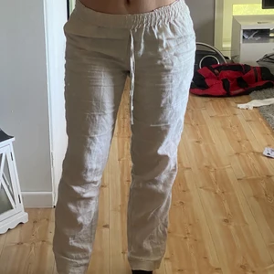Linnebyxor H&M - Otroligt snygga och bekväma linnebyxor från H&M! Något långa på mig som är runt 165cm. Finns ett hål på rumpan jag lagat efter att byxan fastnat i en dragkedja, inget som är för märkvärdigt. 