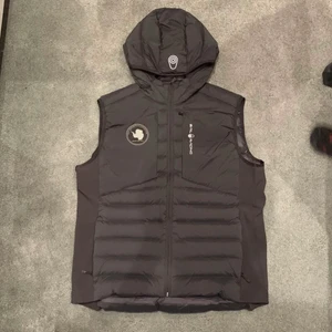 Sail racing väst - Hej jag säljer min sailracing väst i storlek large. Ny pris är 2800kr mitt pris är 1400 den är i perfekt skick och jag har haft på mig den ungefär 2 gånger pris går att diskutera jag är öppen för byten 