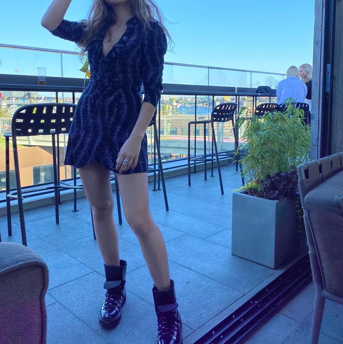 Svart wrap-around klänning med stjärnor