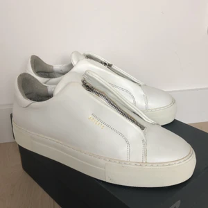 Axel arigato storlek 40 - Säljer mina Axel Arigato då dom inte riktigt passar min fot och har bara stått och dammat. Använt men fint skick! 