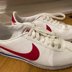 Nike classic and cool Cortez sneakers. Excellent condition. Used few times only. Selling cause It’s not my style anymore, but love them for summer! Size EUR 40; US 7; UK 6; 25 cm