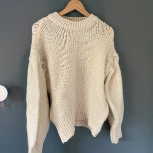 Tröja ifrån Bikbok - En superfin stickad tröja ifrån BikBok, perfekt till sena sommarkvällar. Tröjan är i nyskick. Hör av er vid frågor eller fler bilder💓