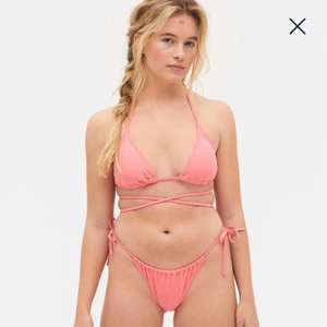 Rosa bikini knyt Monki - Såå fin rosa bikini från Monki! En klassisk modell, men med extra långa band så går att knyta ett ”extra varv”. De två första bilderna är lånade, sista är min. Oanvänd med lappar kvar, nyskick! Köpt för 180 kr, säljer för 120 kr!! 💕🌷🌸✨
