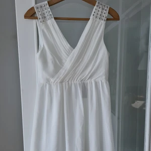Vit klänning - Vacker vit klänning. Oanvänd, prislappen sitter kvar ⚘️ Passar perfekt till sommaren, supersnygg när man fått lite bränna på kroppen. Nypris 400, jag säljer för 100. Köparen betalar frakt!! 💯
