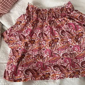 Volang kjol - Säljer denna snygga kjol i ett super coolt mönster💘