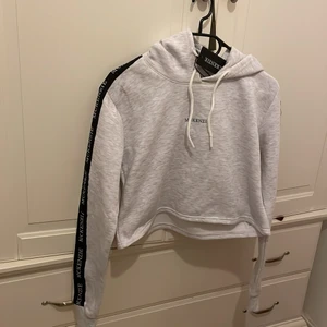Mckenzie hoodie cropped - Råkade beställa fel från JD, den är aldrig använd men har lite smink på den från när jag testade den, prislapp kvar köpt för 450kr