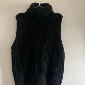 Väst - Jättefin väst att ha över en klänning eller bara som den är. Lite längre i modellen.