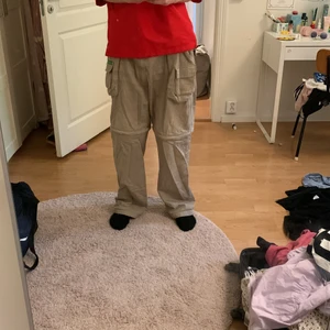 Carmel cargopants  - Sköna cargobyxor från Camel. De är använda men i bra skick förutom lite slitna längst ner och en bakficka som inte går att stänga. Många feta fickor och detaljer, de går också att göras till skjorts. Passar mig bra som är 186
