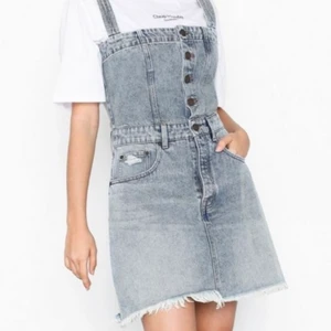 Jeansklänning Cheap Monday - En supersnygg jeansklänning från Cheap Monday!🌻 Använt men gott skick. Storlek: XS (något stor i storleken, passar mig som vanligtvis har S). Köparen står för frakten.🌻