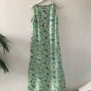 Sommarklänning  - Den perfekta klänningen till midsommar (och resten av sommaren med😉😉) Har två slits för benen. Säljer pga att den inte passar längre men kan skicka bilder för hur den satt på om så önskas!  Skickar med postnord! 