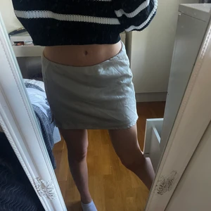 Sidenkjol  - Jättefin sidenkjol från Gina i storlek 38, har ett resårband i midjan så man kan själv bestämma hur lång/kort man vill att den ska sitta🤍