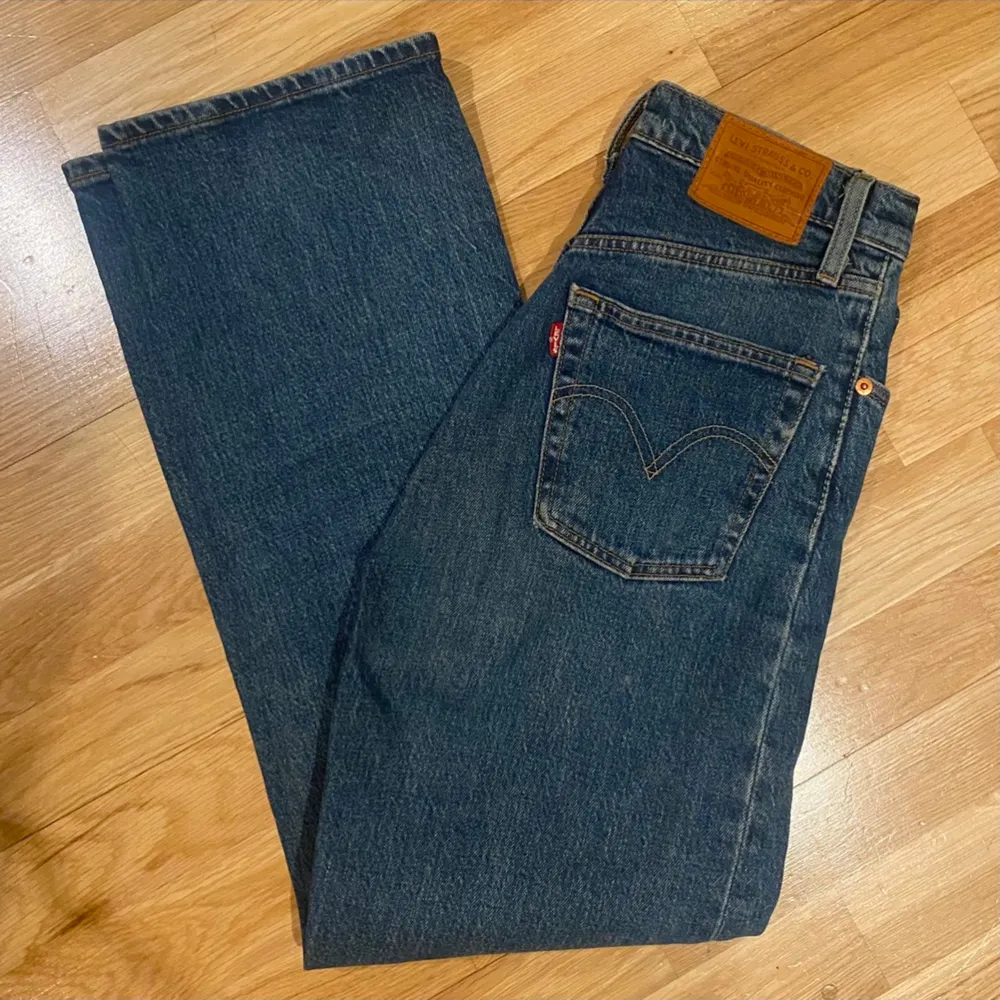 Blå Levi’s Ribcage straight jeans storlek 25 . Jeans & Byxor.