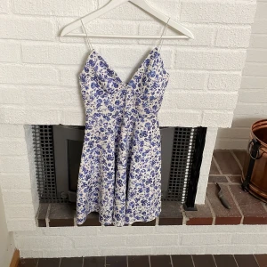 Klänning - Körkort klänning med en ganska djup urringning. Superfin nu till sommaren en varm dag. Gillar den jättemycket men det är urringningen som gör mig lite osäker på den, finare på någon annan. 