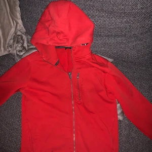 Sailracing hoodie - Sailracing hoodie storlek m lite repig på armen på bild 2.