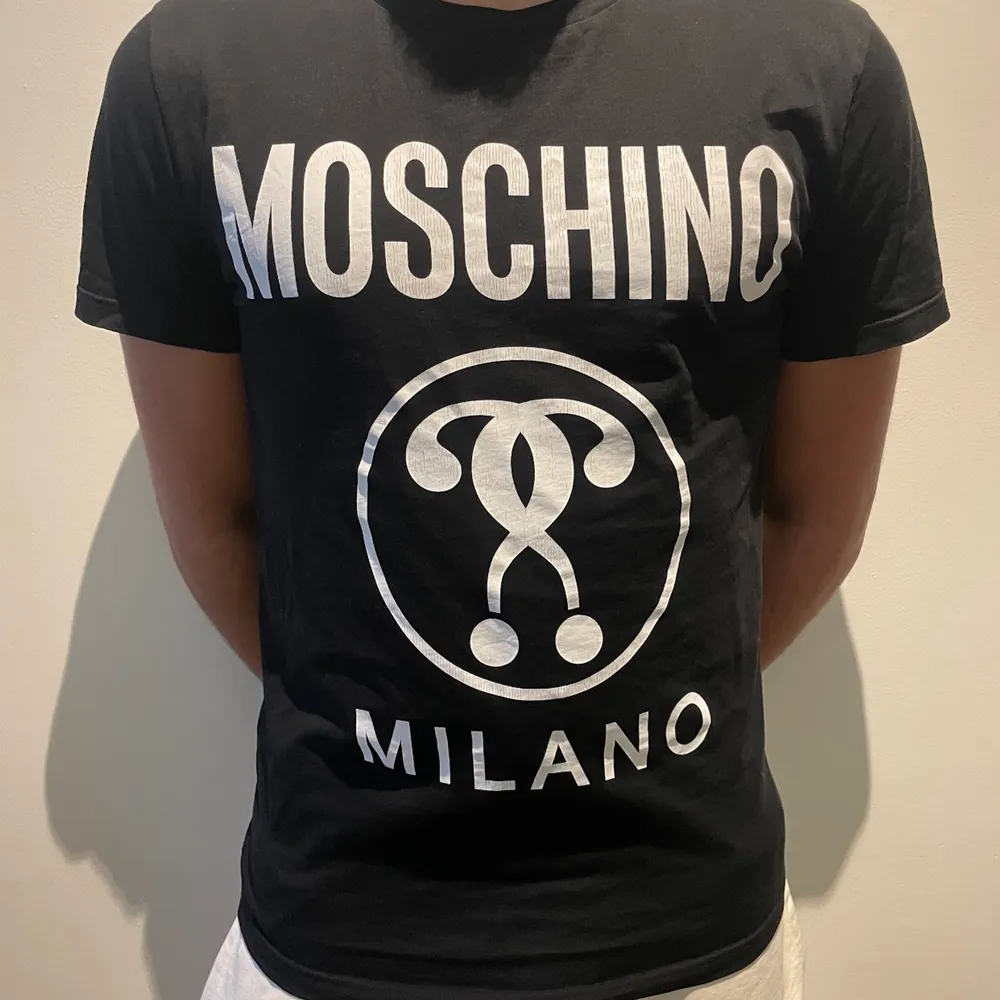 Moshino t shirt i storlek s/m. T-shirts.