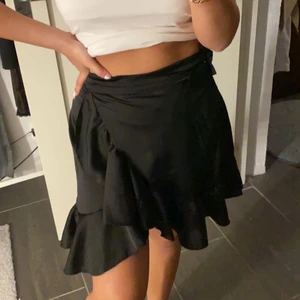 Kjol - Kjol i silke material från Chelsea stolek S men man man kan dra åt i midjan själv efter hur stor man vill ha den 