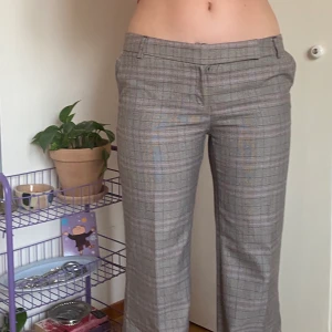 Lågmidjade kostymbyxor  - Rutiga lågmidjade kostymbyxor köpta på sellpy som tyvärr var för korta för mig. Bilderna visar inte riktigt färgerna men dom är grå/lila/bruna/beiga. Midjemåttet tvärsöver är 42 cm och innerbensmåttet är 70 cm🤎